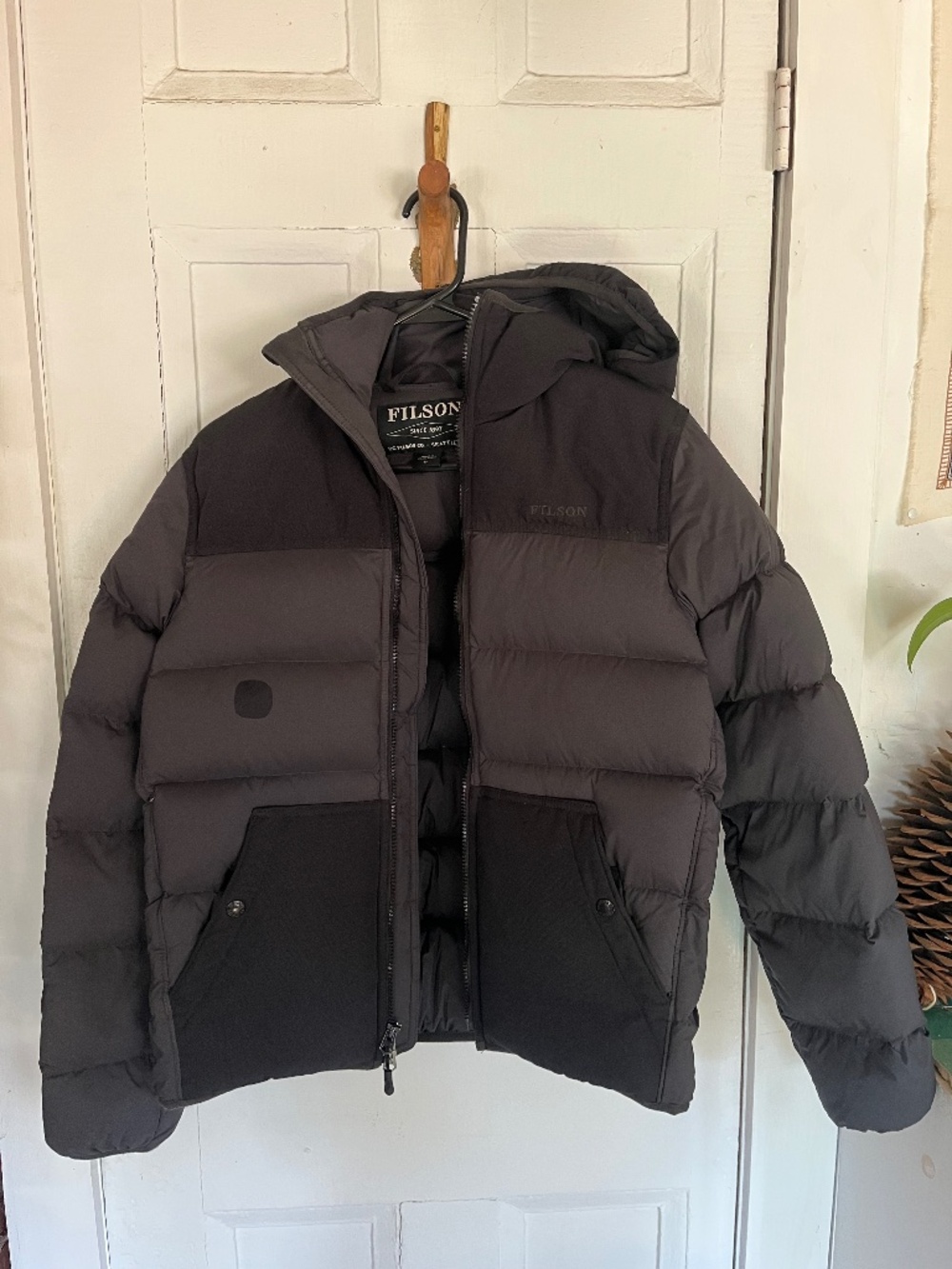 FILSON Women’s featherweight down jacket, faded black, medium